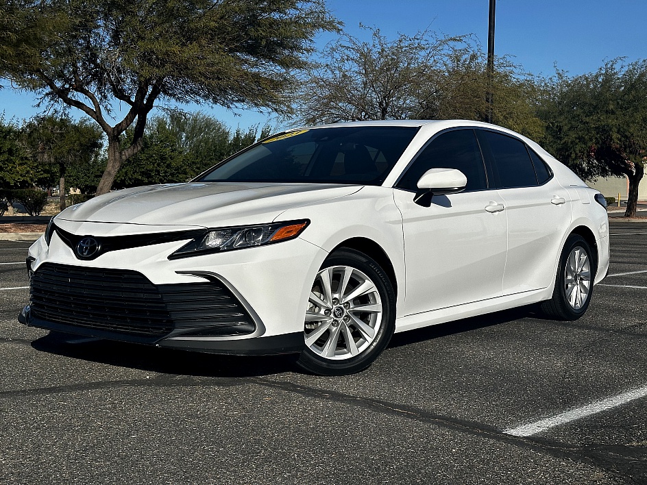 2023 Toyota Camry LE's photo