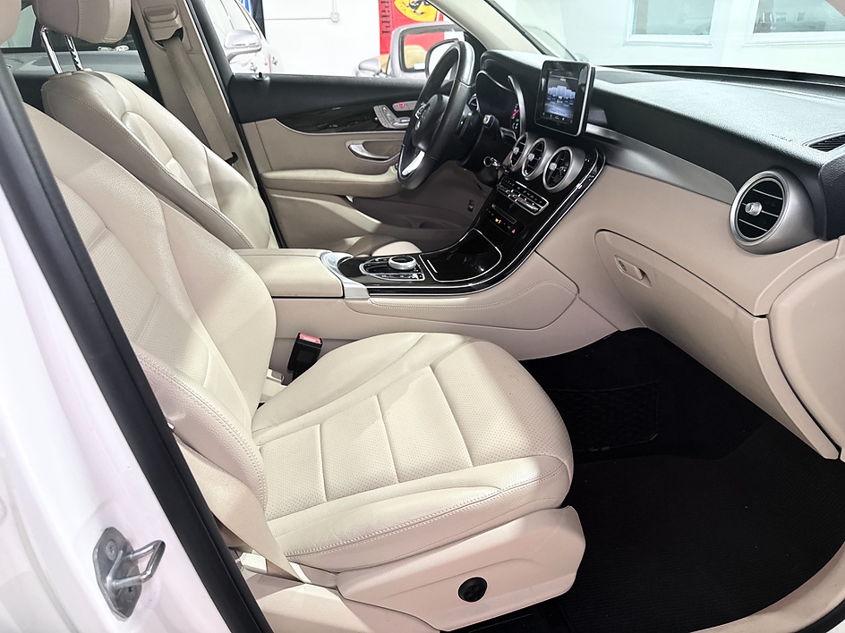 2019 Mercedes-Benz GLC GLC300 - Photo 11