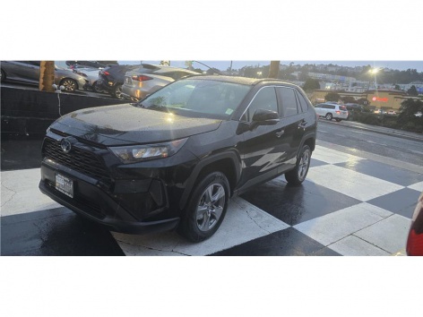 2022 Toyota RAV4 LE's photo