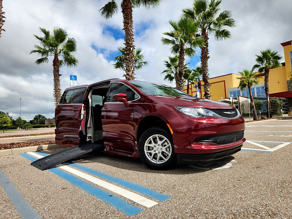 2021 Chrysler Voyager's photo