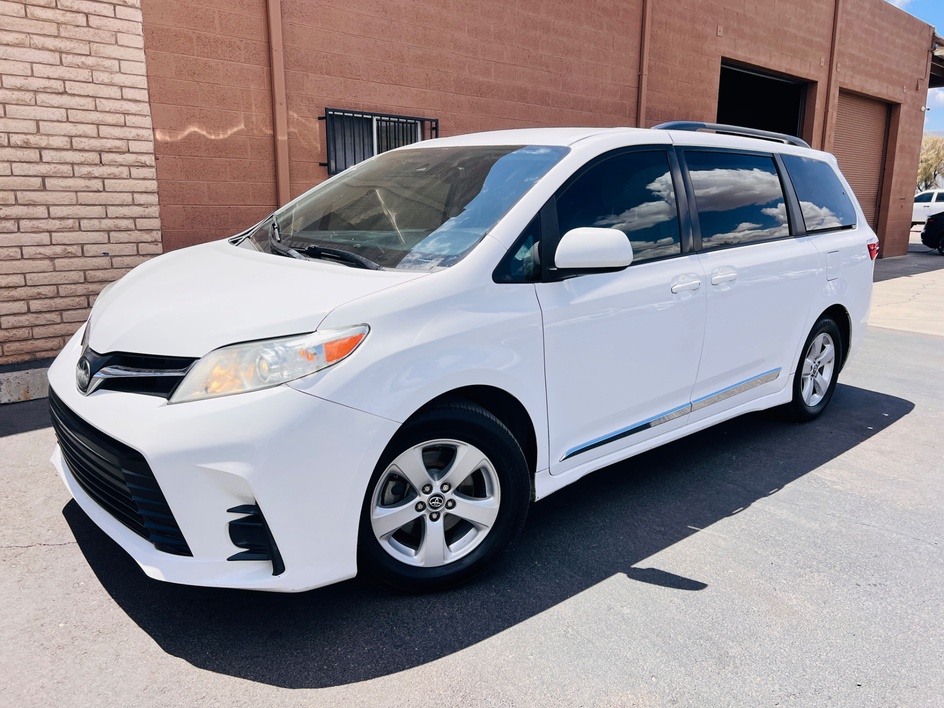 2018 Toyota Sienna LE V6 8-Passenger's photo