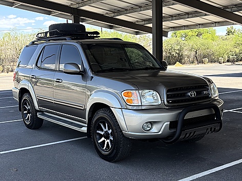 2004 Toyota Sequoia SR5's photo
