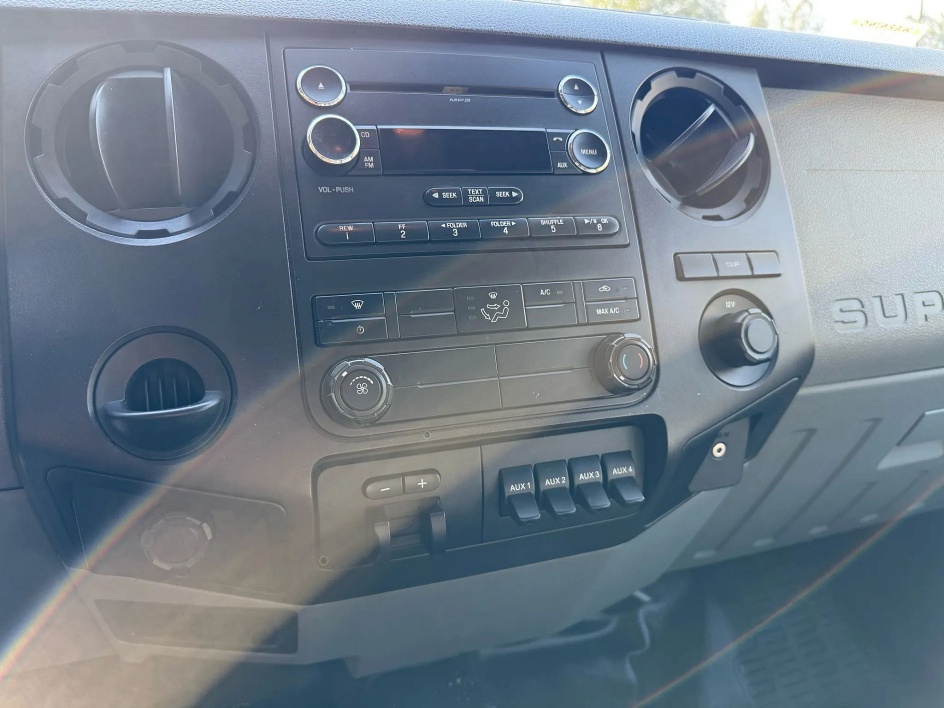 2013 Ford F-550 - Photo 17