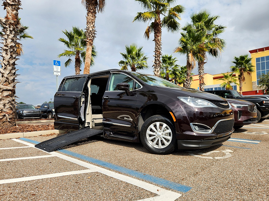 2017 Chrysler Pacifica Touring-L's photo