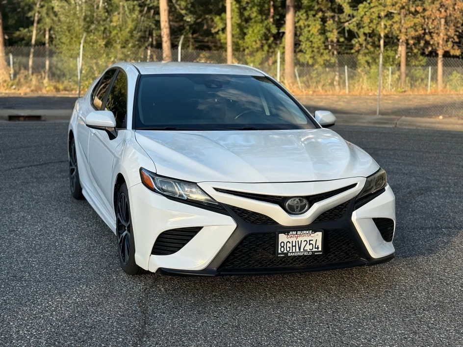 2019 Toyota Camry SE's photo