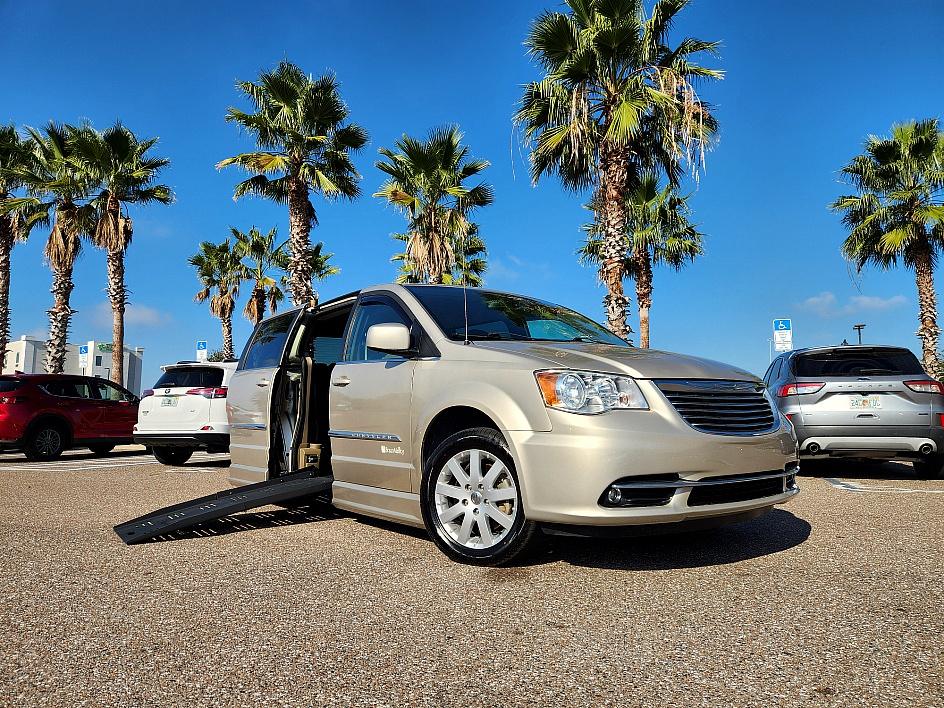 2015 Chrysler Town & Country Touring's photo