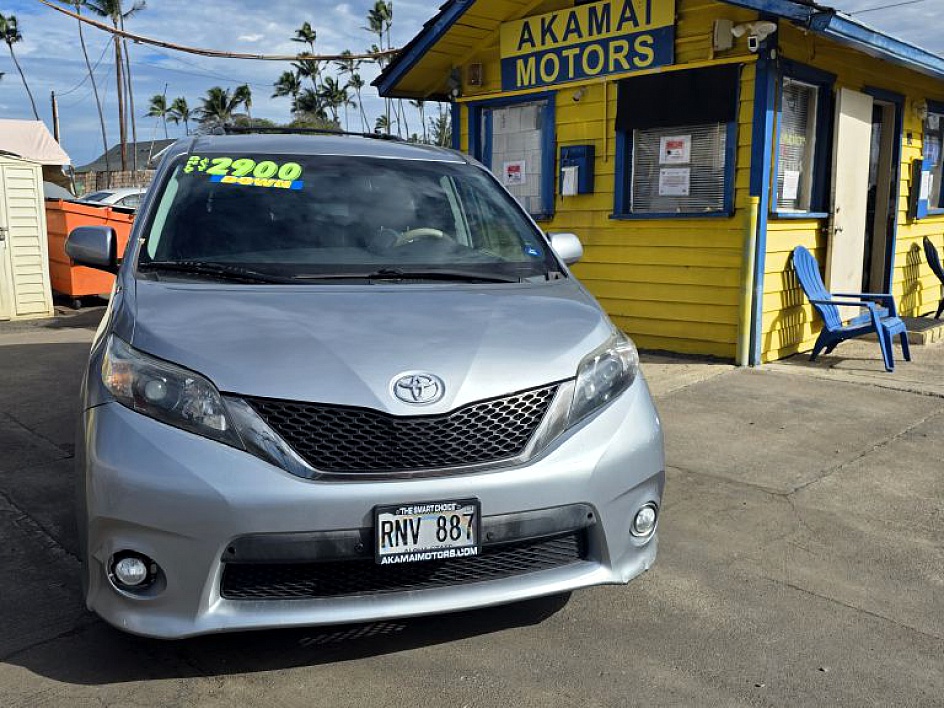 2011 Toyota Sienna photo 2