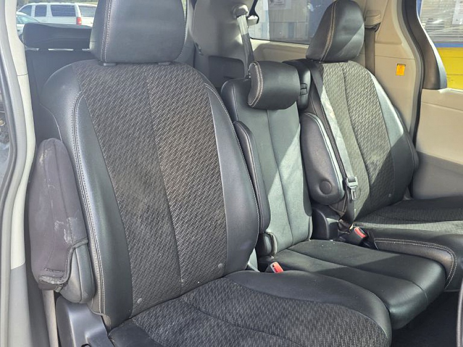 2011 Toyota Sienna photo 3