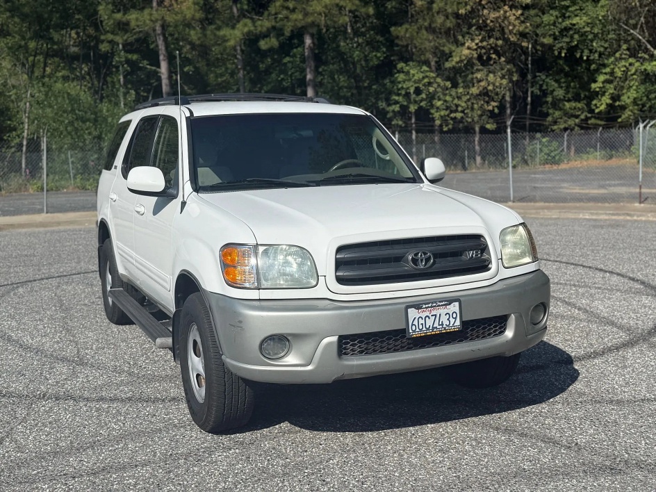 2003 Toyota Sequoia SR5's photo