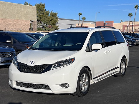2012 Toyota Sienna LE's photo