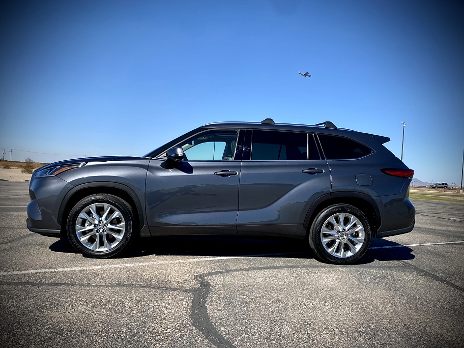 2020 Toyota Highlander Limited's photo