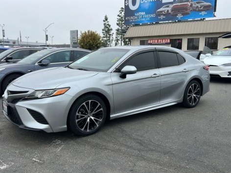 2020 Toyota Camry SE's photo