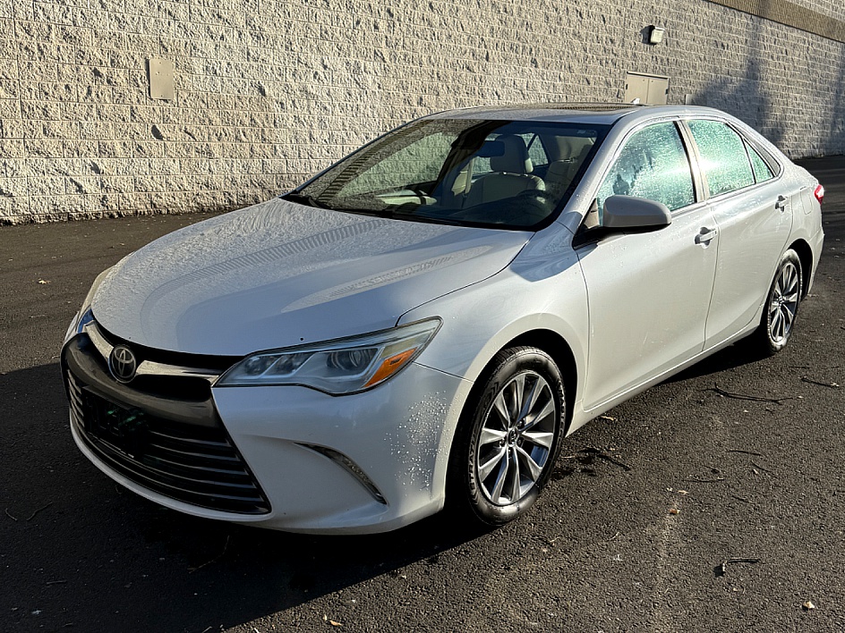2015 Toyota Camry XLE's photo