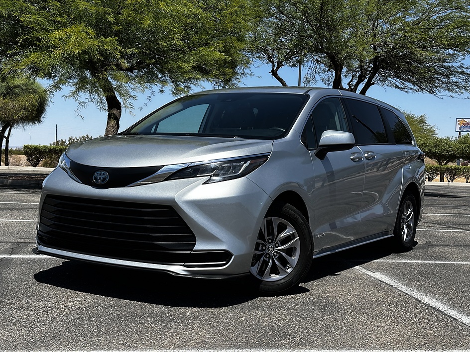 2021 Toyota Sienna LE 8-Passenger Hybrid FWD's photo