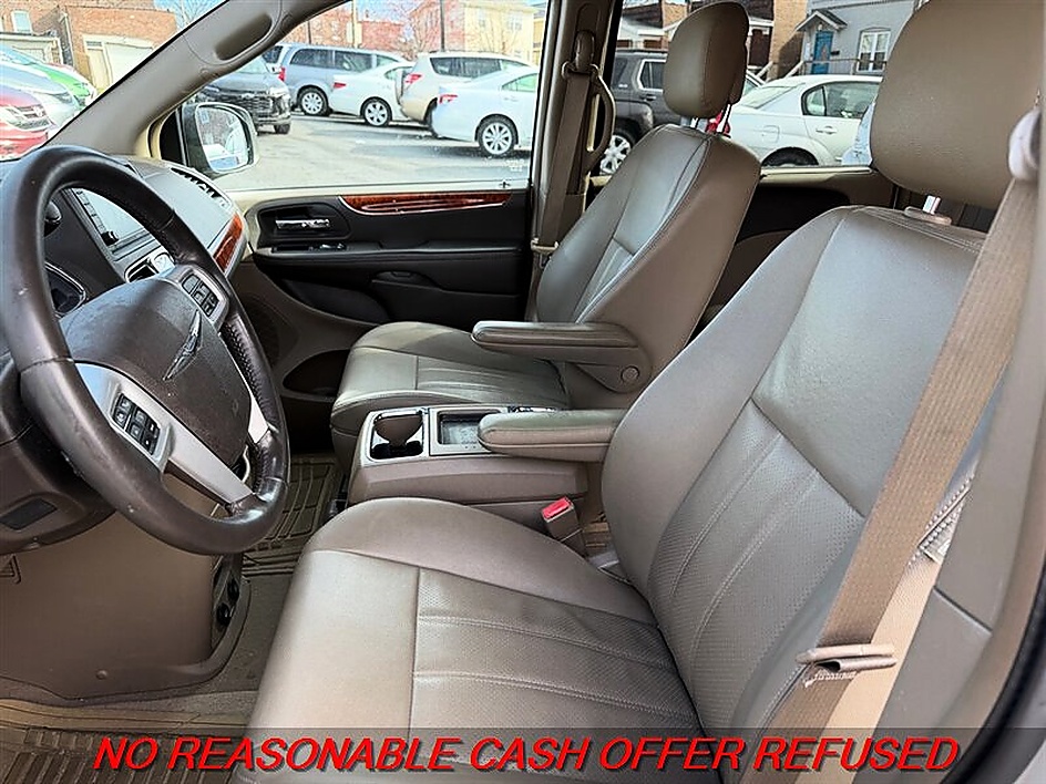 2015 Chrysler Town & Country Touring-L - Photo 11