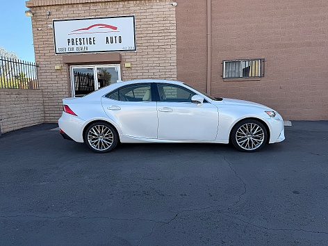 2016 Lexus IS 200t's photo