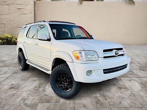 2005 Toyota Sequoia SR5's photo