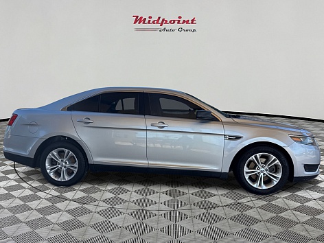 2017 Ford Taurus SE's photo