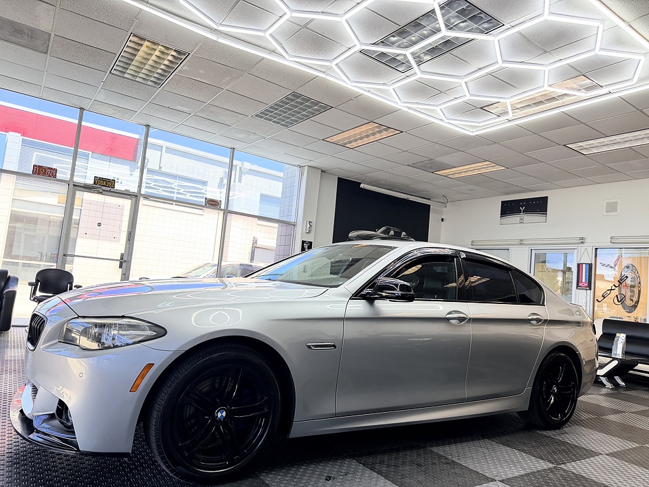 2016 BMW 5 Series 528i Sedan's photo