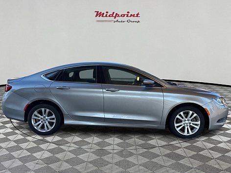 2016 Chrysler 200 LX's photo