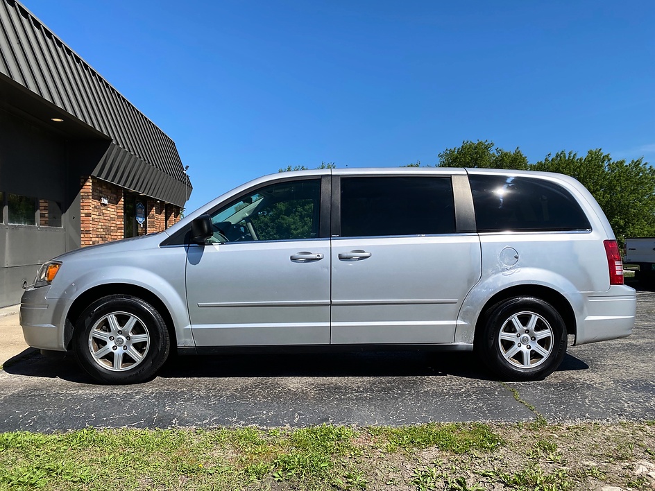 2010 Chrysler Town & Country New LX's photo