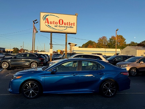 2020 Toyota Camry SE's photo