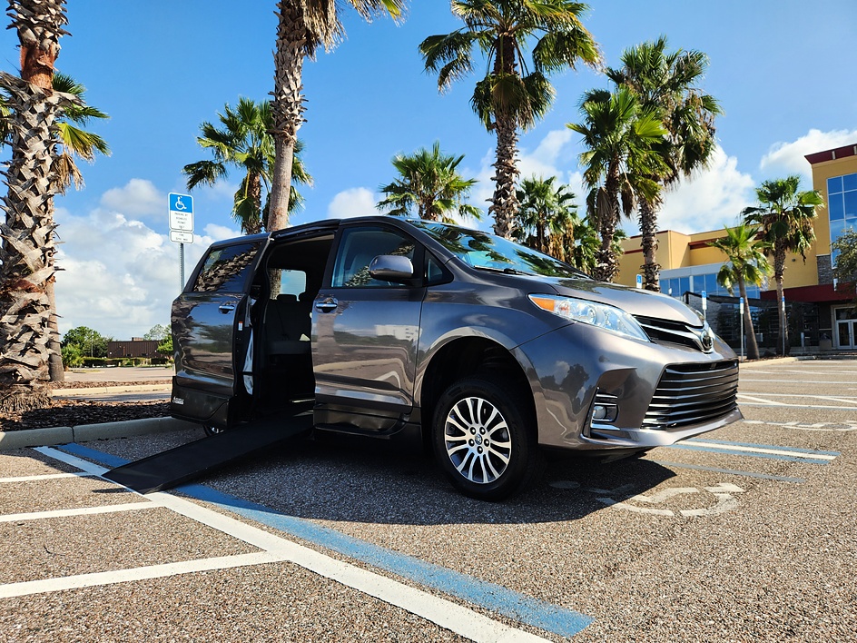 2020 Toyota Sienna XLE - Photo 1