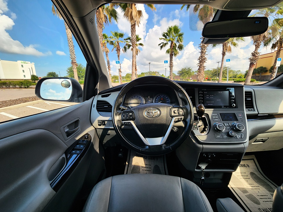 2020 Toyota Sienna XLE - Photo 12