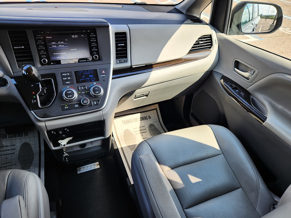 2020 Toyota Sienna XLE - Photo 15