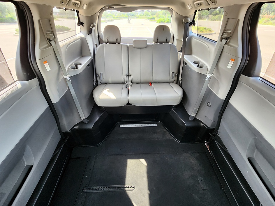 2020 Toyota Sienna XLE - Photo 9