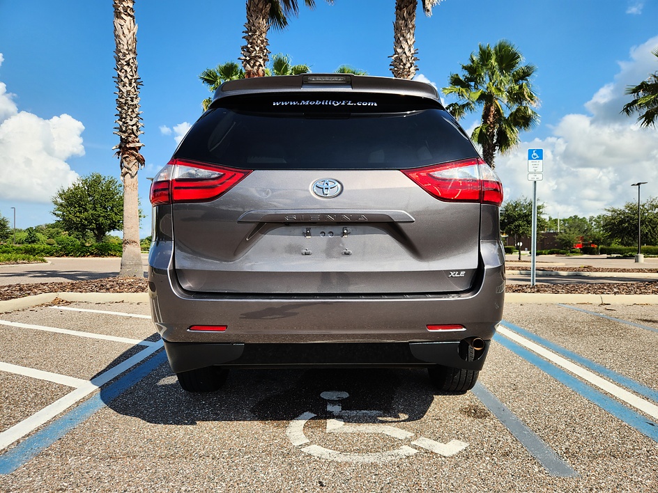 2020 Toyota Sienna XLE - Photo 4