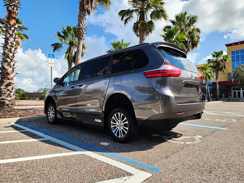 2020 Toyota Sienna XLE - Photo 3