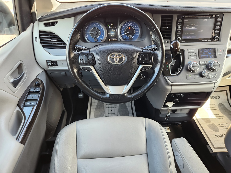 2020 Toyota Sienna XLE - Photo 13