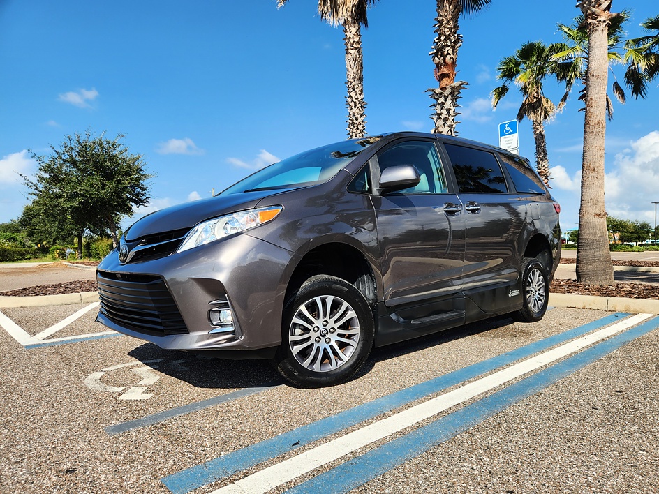 2020 Toyota Sienna XLE - Photo 2