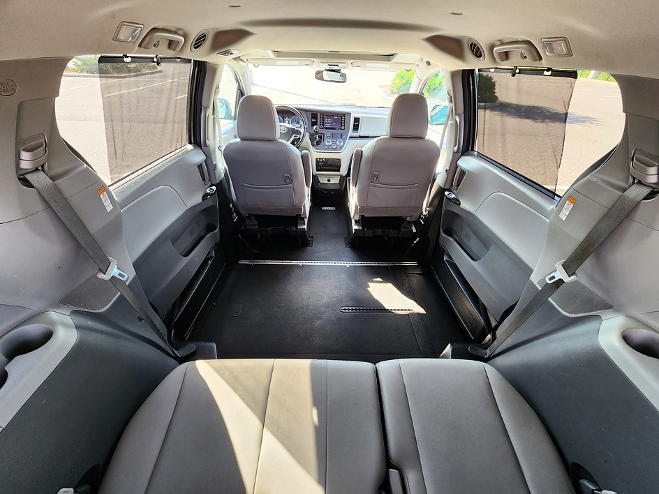 2020 Toyota Sienna XLE - Photo 7