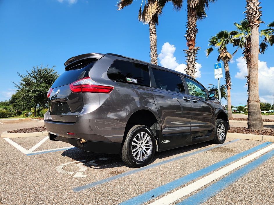 2020 Toyota Sienna XLE - Photo 5