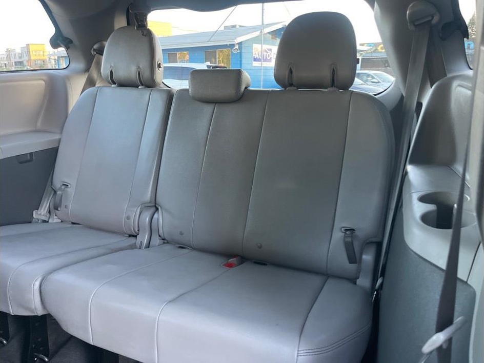 2015 Toyota Sienna XLE Premium - Photo 9