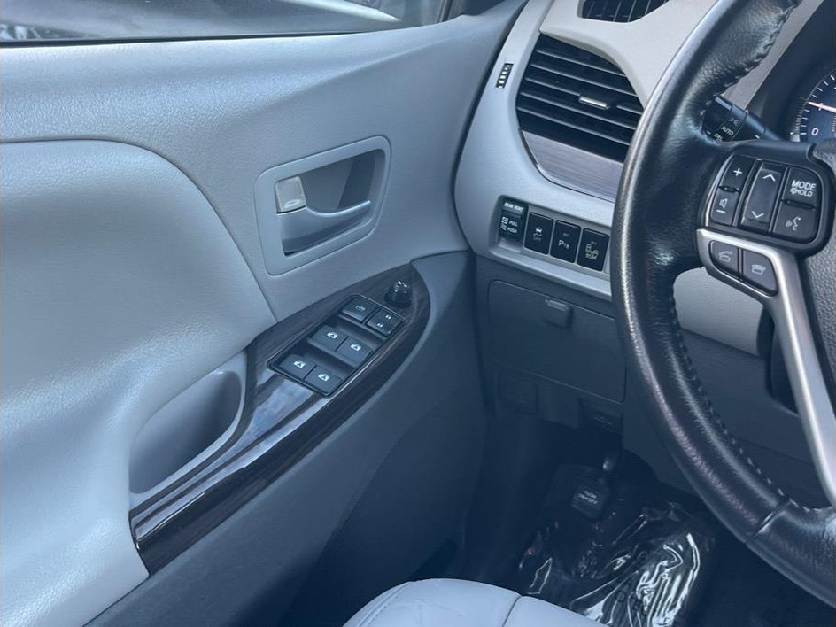 2015 Toyota Sienna XLE Premium - Photo 15