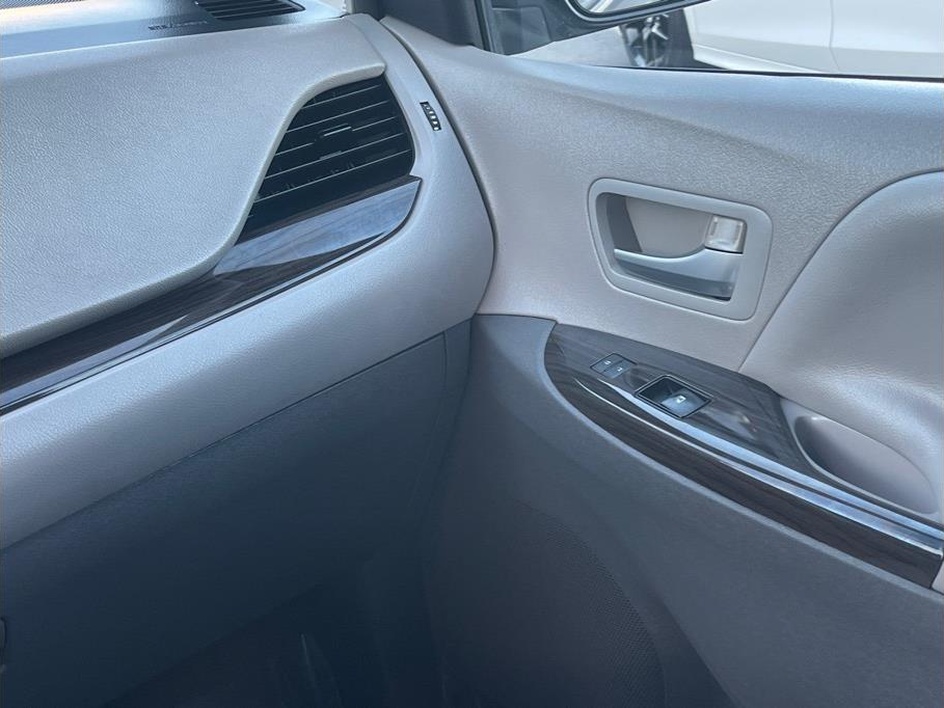 2015 Toyota Sienna XLE Premium - Photo 14