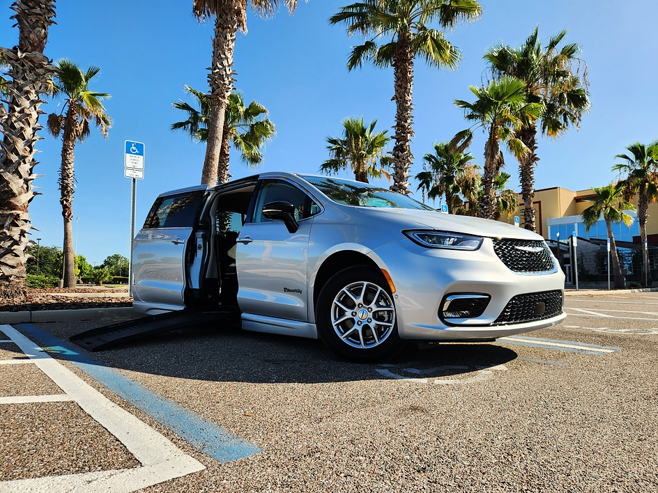 2024 Chrysler Pacifica Touring L's photo