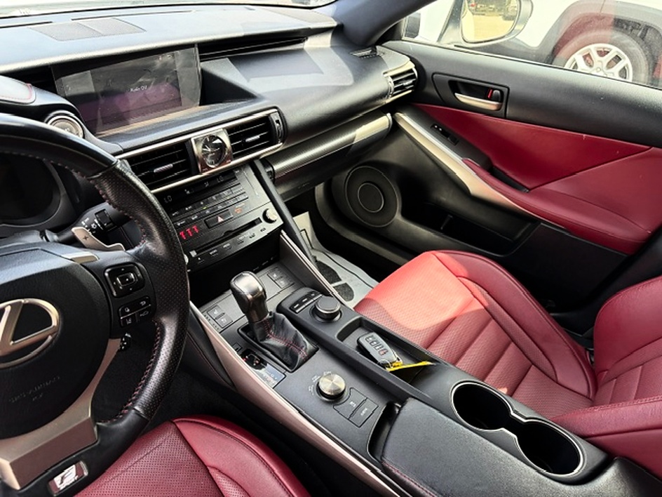 2018 Lexus IS 300 - Photo 6