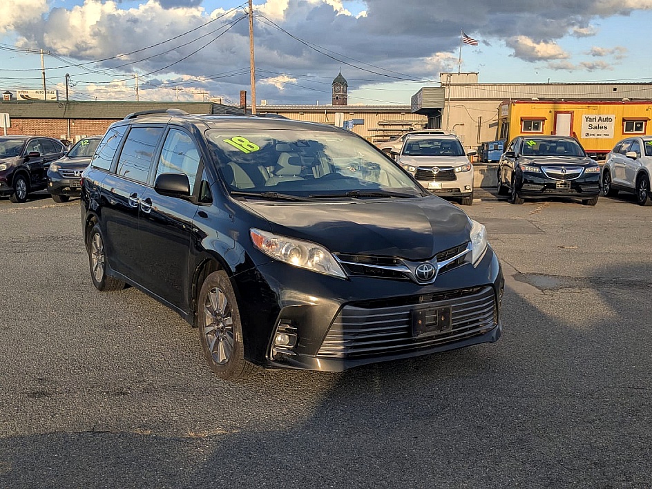 2018 Toyota Sienna XLE's photo