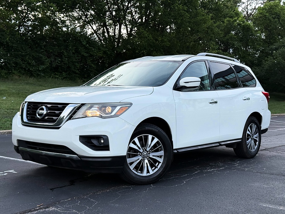 2017 Nissan Pathfinder SV 2WD's photo