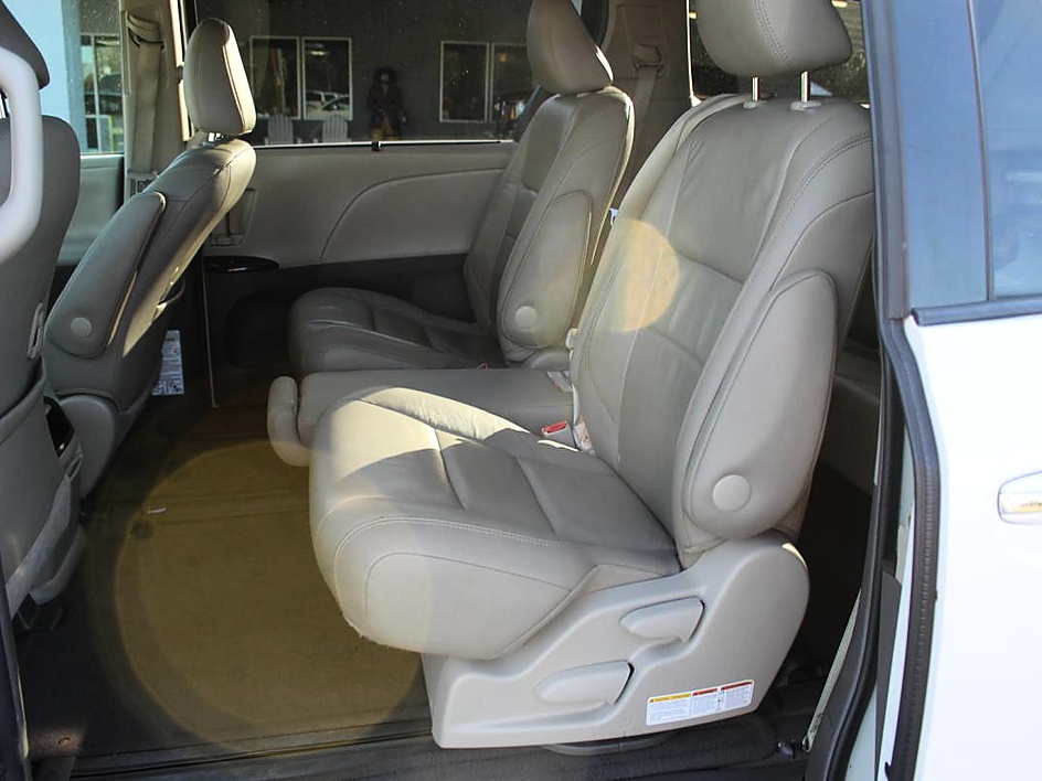 2016 Toyota Sienna XLE - Photo 10