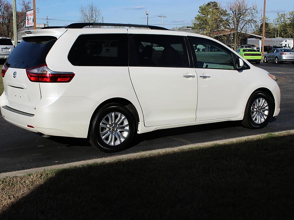 2016 Toyota Sienna XLE - Photo 6