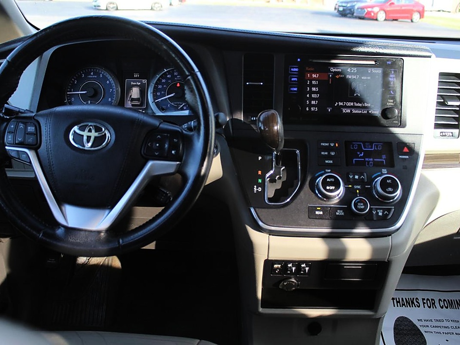 2016 Toyota Sienna XLE - Photo 11