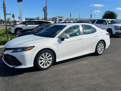 2019 Toyota Camry LE's photo