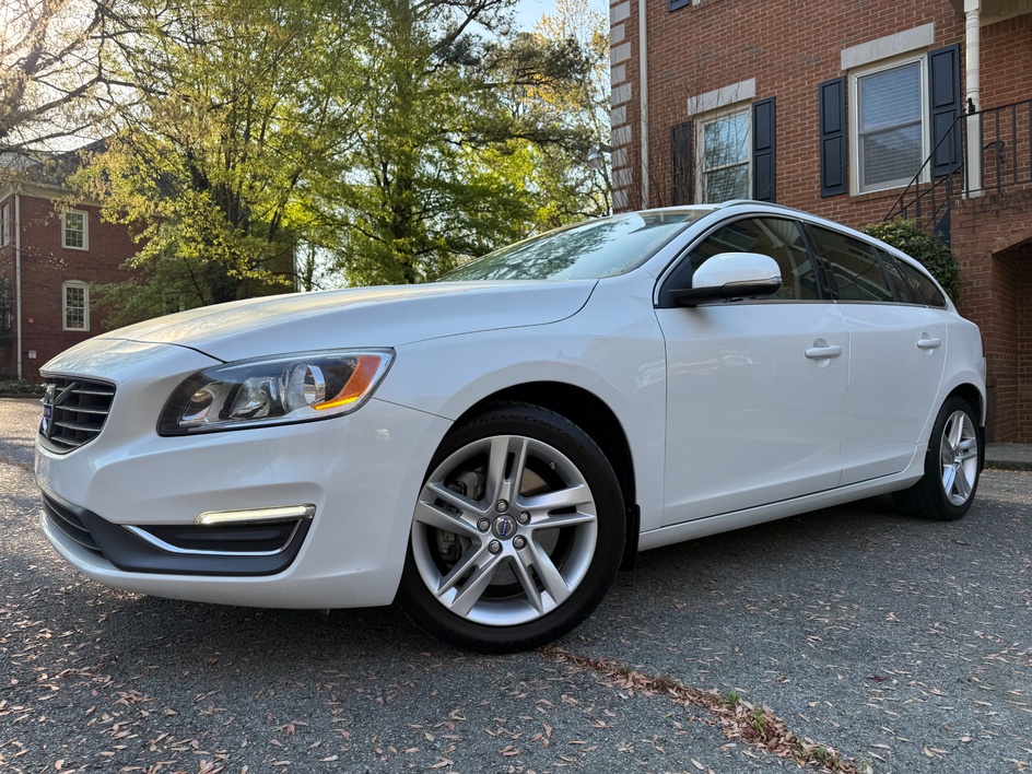 2015 Volvo V60 T5 AWD Premier's photo