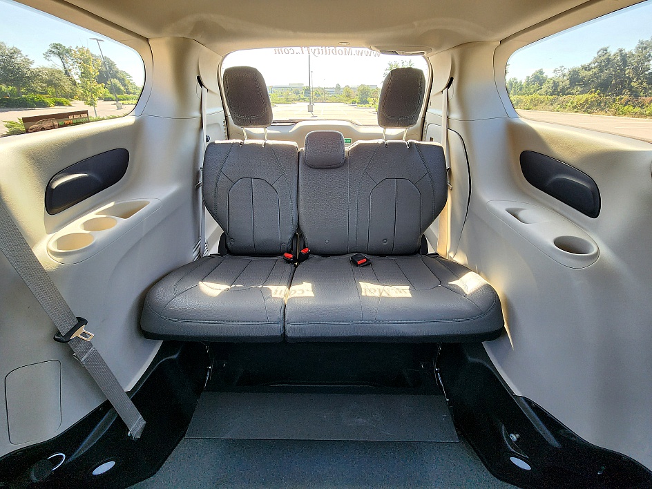 2024 Chrysler Voyager LX - Photo 8