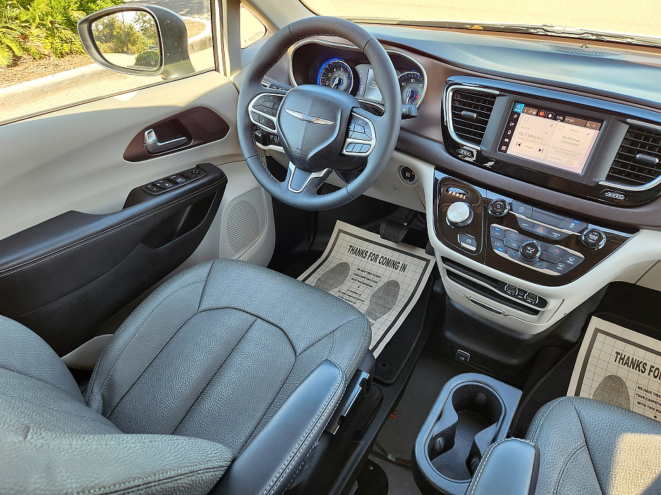 2024 Chrysler Voyager LX - Photo 12